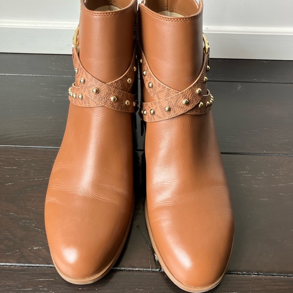 NEW MK Kincaid Leather and Studded Logo Ankle Boot - Picture 2 of 7